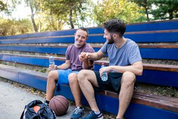 Zwei Männer machen Pause während eines Basketballspiels und geben sich die Hände | © Getty images - Sladic